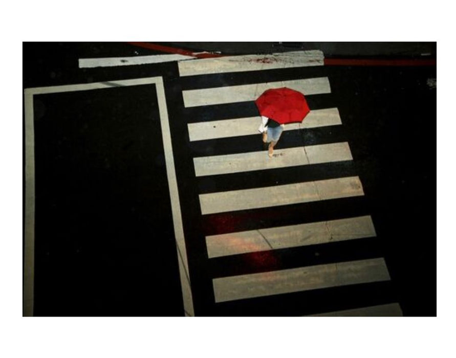 Fotografia "La Fille Au Parapluie Rouge" - Matthieu Casimiri