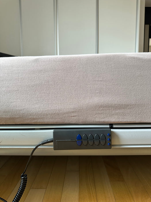 Cama King Size "Royal" com 2 Motores, Colchão "Maestro" e Mesas Laterais – Auping para Collectania