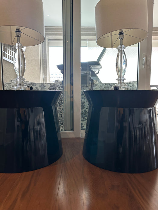 Mesa Lateral "Zago" em Laca Preta Brilhante – Érea