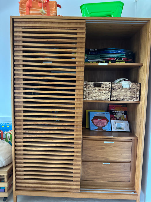 Armário de 2 Portas em Madeira Ripada