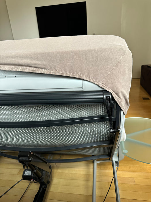 Cama King Size "Royal" com 2 Motores, Colchão "Maestro" e Mesas Laterais – Auping para Collectania