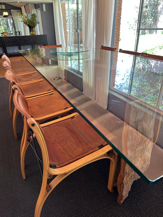 Mesa de Jantar com Pés em Tora e Tampo de Vidro - Tora Brasil