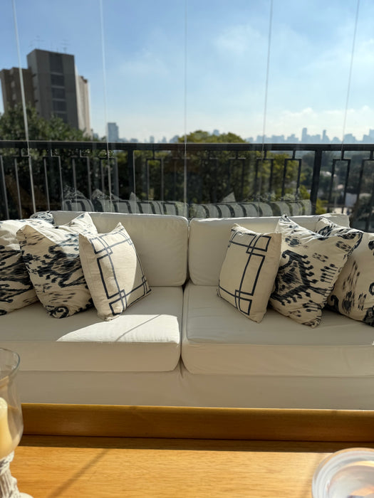 Sofá com Capa e Almofadas Decorativas