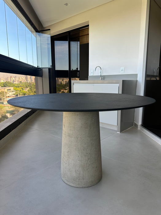 Mesa de Jantar com Base em Concreto e Tampo em Pedra  – ,Ovo