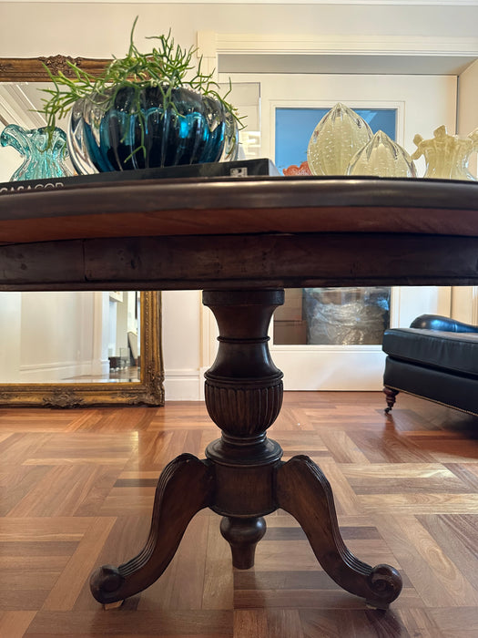 Mesa Redonda em Madeira