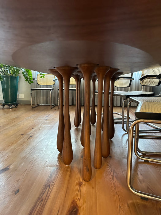 Mesa de Jantar "Chuva" Oval  – Léo Romano para Arquivo Contemporâneo