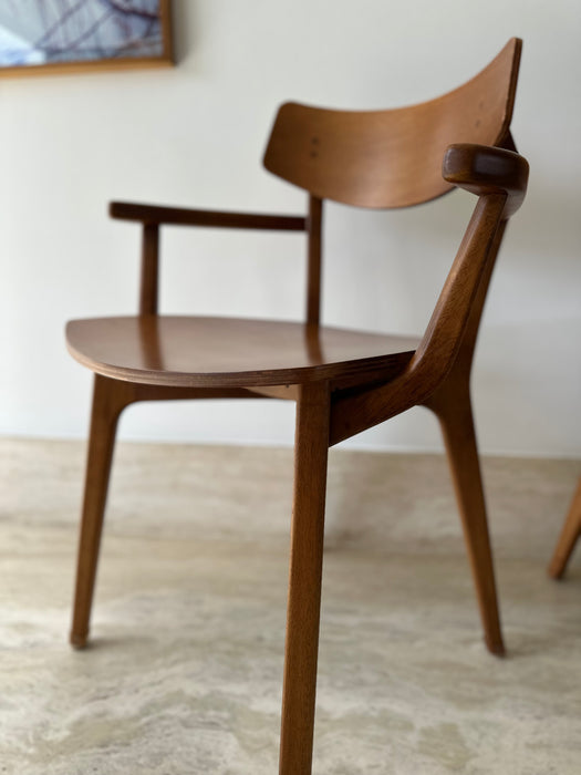 Conjunto com 8 Cadeiras (2 com braços) – Estúdio Bola