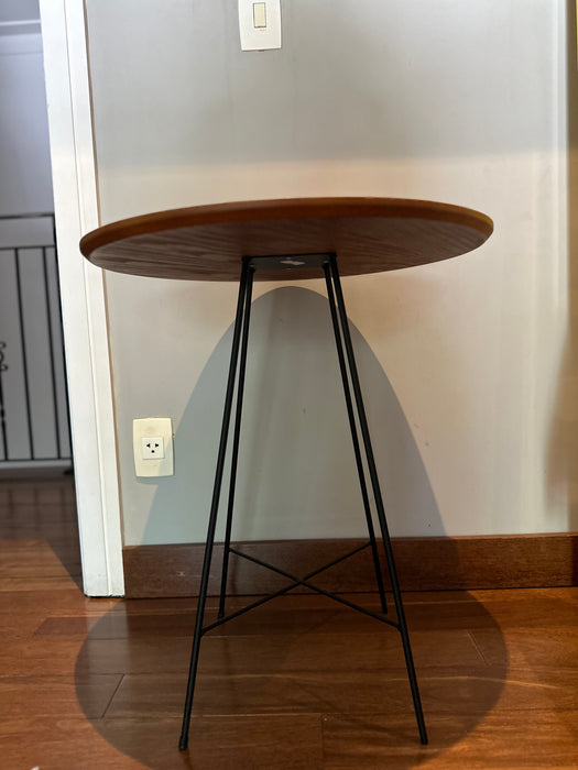 Mesa Lateral Redonda de Madeira com Pés de Ferro