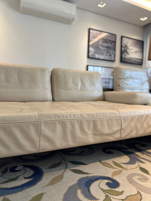 Sofá com Chaise em Couro e Aparador – Rolf Benz