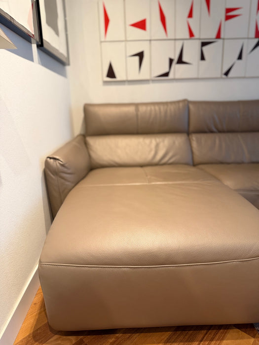 Sofá Elétrico de 3 Lugares com Chaise Fixa em Couro – Natuzzi