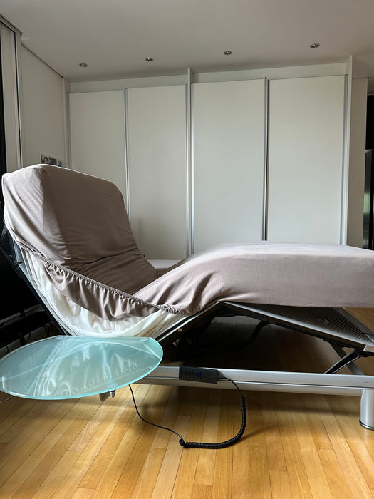 Cama King Size "Royal" com 2 Motores, Colchão "Maestro" e Mesas Laterais – Auping para Collectania