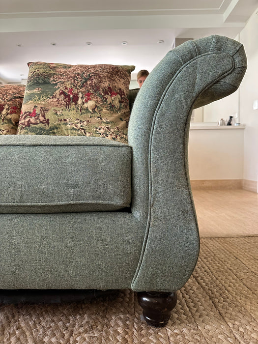 Sofá de 2 Lugares (almofadas decorativas inclusas)