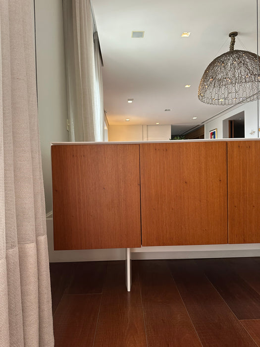 Buffet "Coisas" – Fernanda Brunoro para Dpot (porta madeira lateral direita)