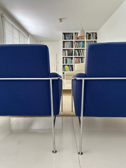 Par de Poltronas "Series 3300" - Arne Jacobsen para Fritz Hansen