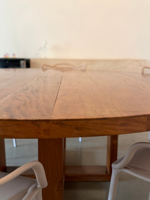 Mesa Redonda em Madeira Maciça