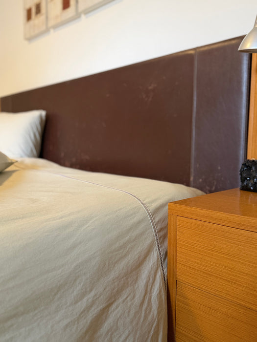 Cama de Casal com Cabeceira em Couro e Mesas Suspensas Embutidas (colchão incluso)
