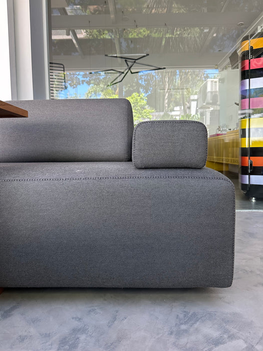 Sofá (almofadas encosto e braços não fixas) e Mesa de Apoio