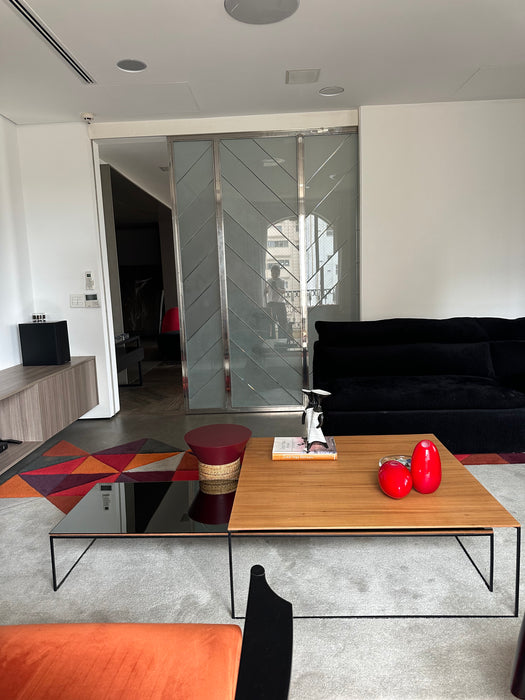 Par de Mesas de Centro “Mezanino” em Madeira e Espelhada – ,Ovo