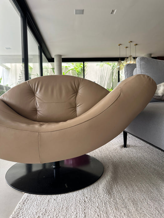 Poltrona “Gaivota” em Couro – Ricardo Fasanello