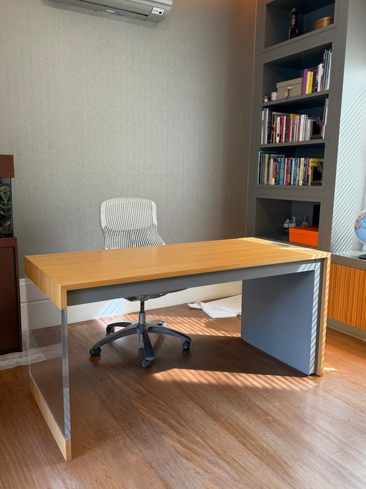 Mesa de Escritório com Tomadas Embutidas