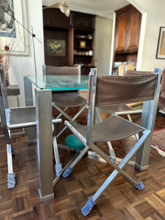 Mesa Gamão com Tampo de Vidro e 4 Cadeiras Diretor em Couro