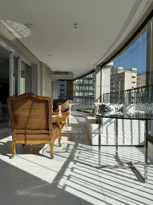 Par de Poltronas em Fibra Natural e Madeira