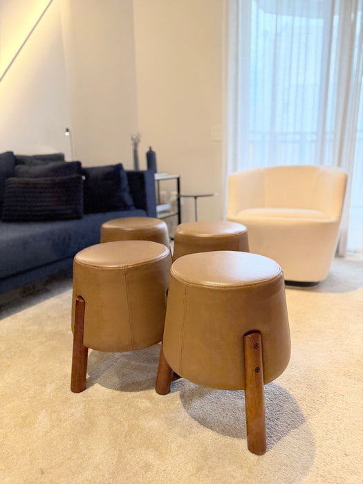 Composição com 4 Pufes “Luce” em Couro – Bel Colore