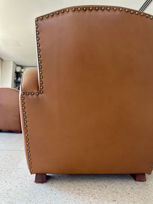 Poltrona em Couro com Detalhes em Tachas