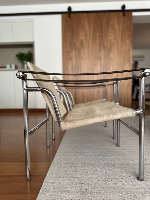 Par de Poltronas "LC1" – Le Corbusier para Forma