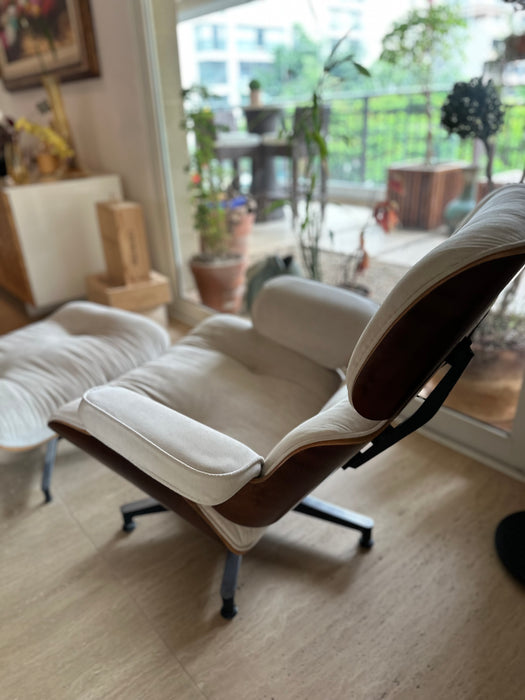 Poltrona “Eames Lounge” com Banqueta em Tecido – Breton