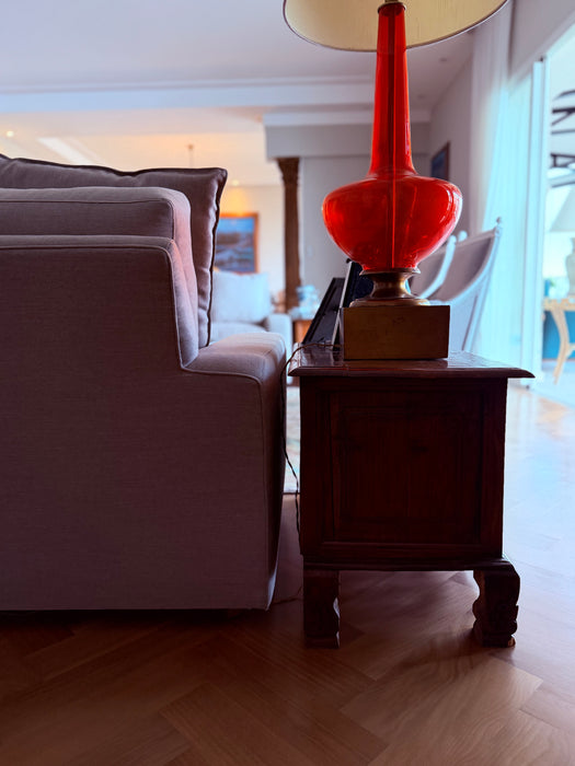 Mesa com Gavetas e Detalhes em Madeira Entalhada