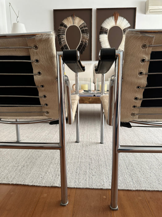 Par de Poltronas "LC1" – Le Corbusier para Forma