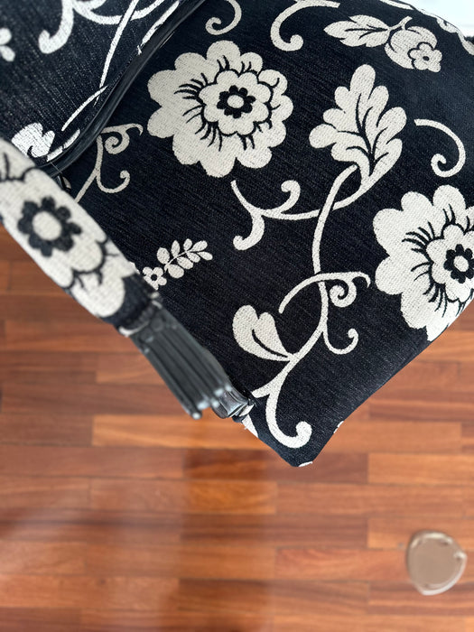 Par de Poltronas Clássicas em Tecido Floral
