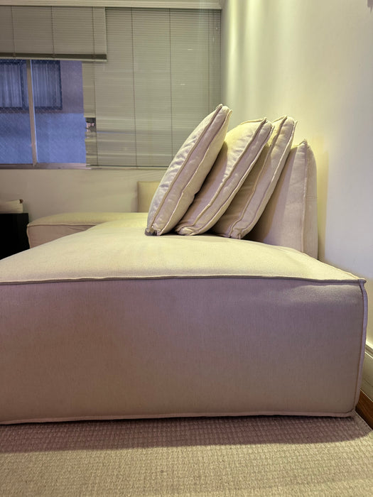 Sofá "Pillow" com Chaise – Estúdio Bola