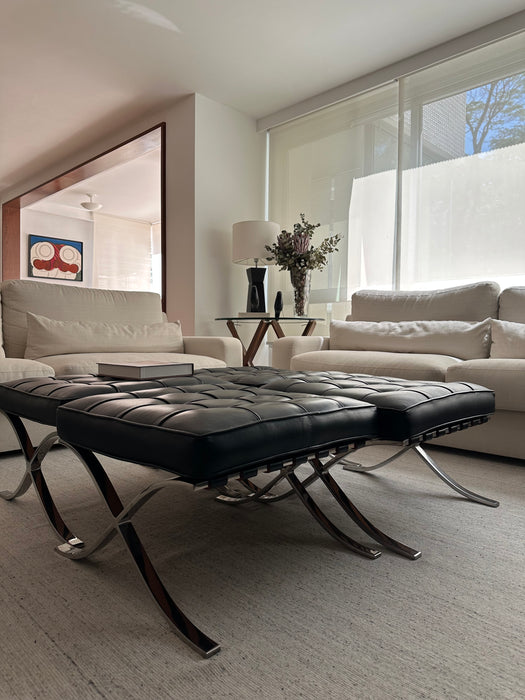 Par de Banquetas "Barcelona" em Couro Preto  – Mies van der Rohe para Forma