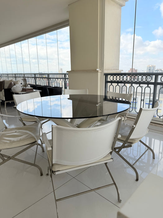 Mesa de Jantar Redonda com Tampo em Vidro e Base Tubular - Flexform