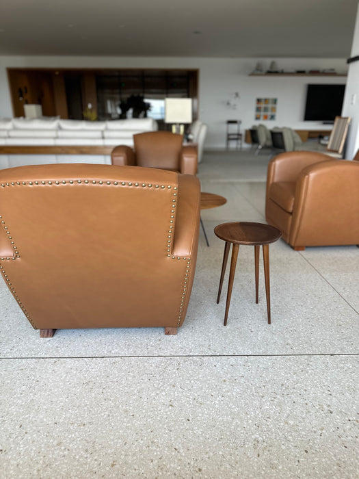 Poltrona em Couro com Detalhes em Tachas