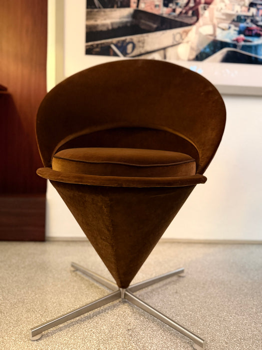 Poltrona "Cone Chair" Ocre - Verner Panton para Vitra