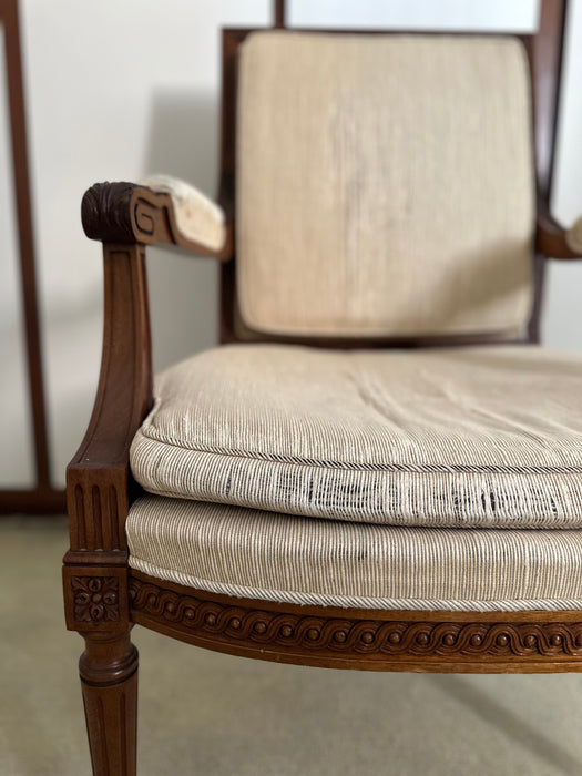 Par de Cadeiras Clássicas em Madeira Entalhada