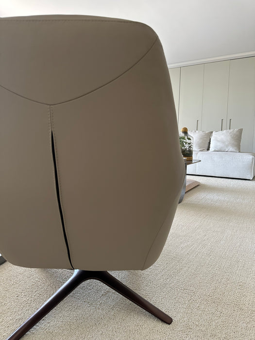 Poltrona “Koala” com Banqueta em Couro – Breton