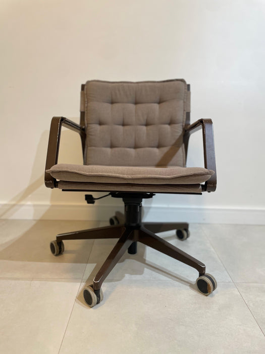 Cadeira Giratória "Yoná" - Estúdio Bola