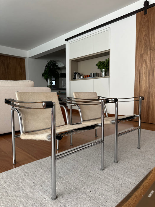 Par de Poltronas "LC1" – Le Corbusier para Forma
