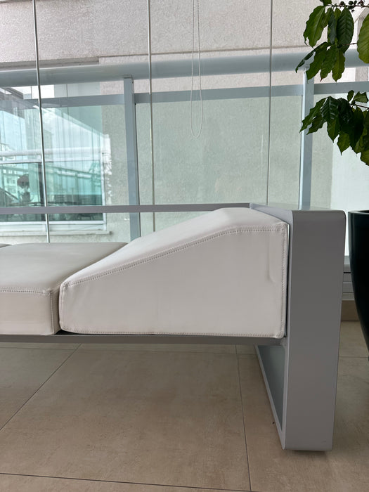 Conjunto para Área Externa com 2 Sofás/ Chaises e Mesa de Centro