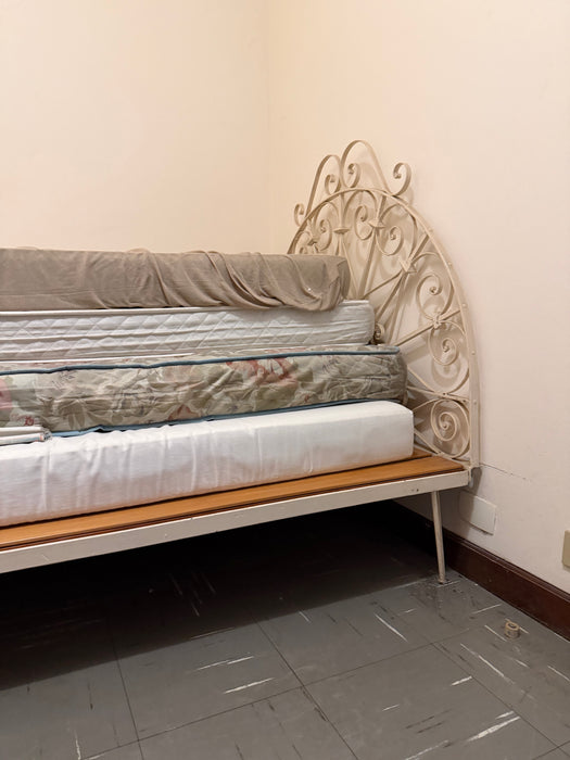 Cama de Solteiro com Cabeceira em Ferro (colchão não incluso)