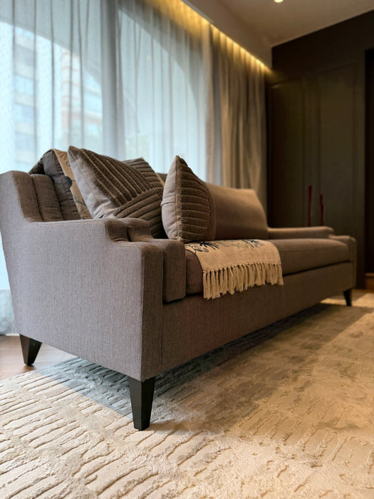 Sofá "Nola" de 3 Lugares em Tweed Cinza – Arteriors