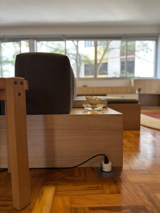 Sofá "Gomos" (com acabamento adicional em madeira na parte inferior) – Líder Interiores