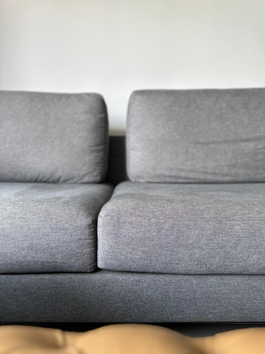 Sofá "C10" em Linho Natural Cinza - Marcus Ferreira para Carbono