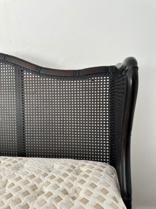 Cama Queen de Palhinha (colchão não Incluso) – Artefacto