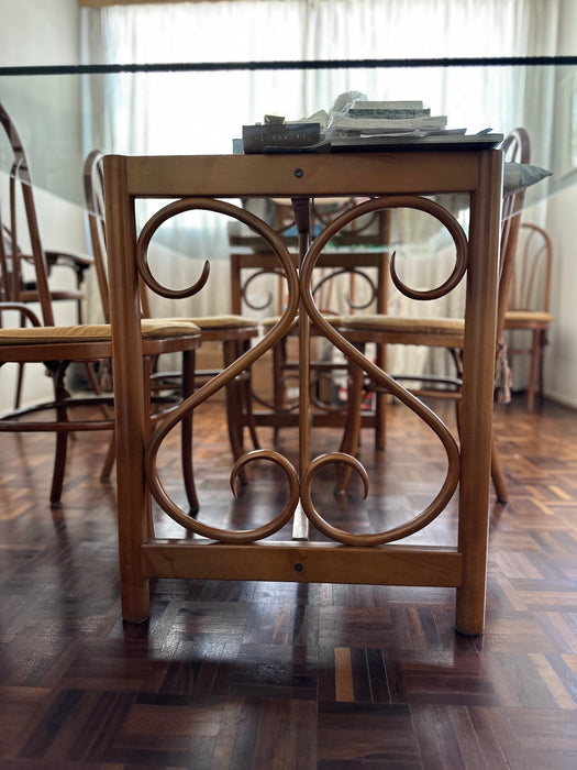 Mesa de Jantar com 8 Cadeiras – Thonet