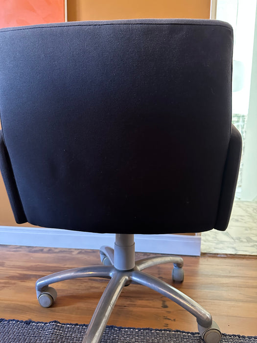 Cadeira Giratória "Fulô" – Fernando Jaeger